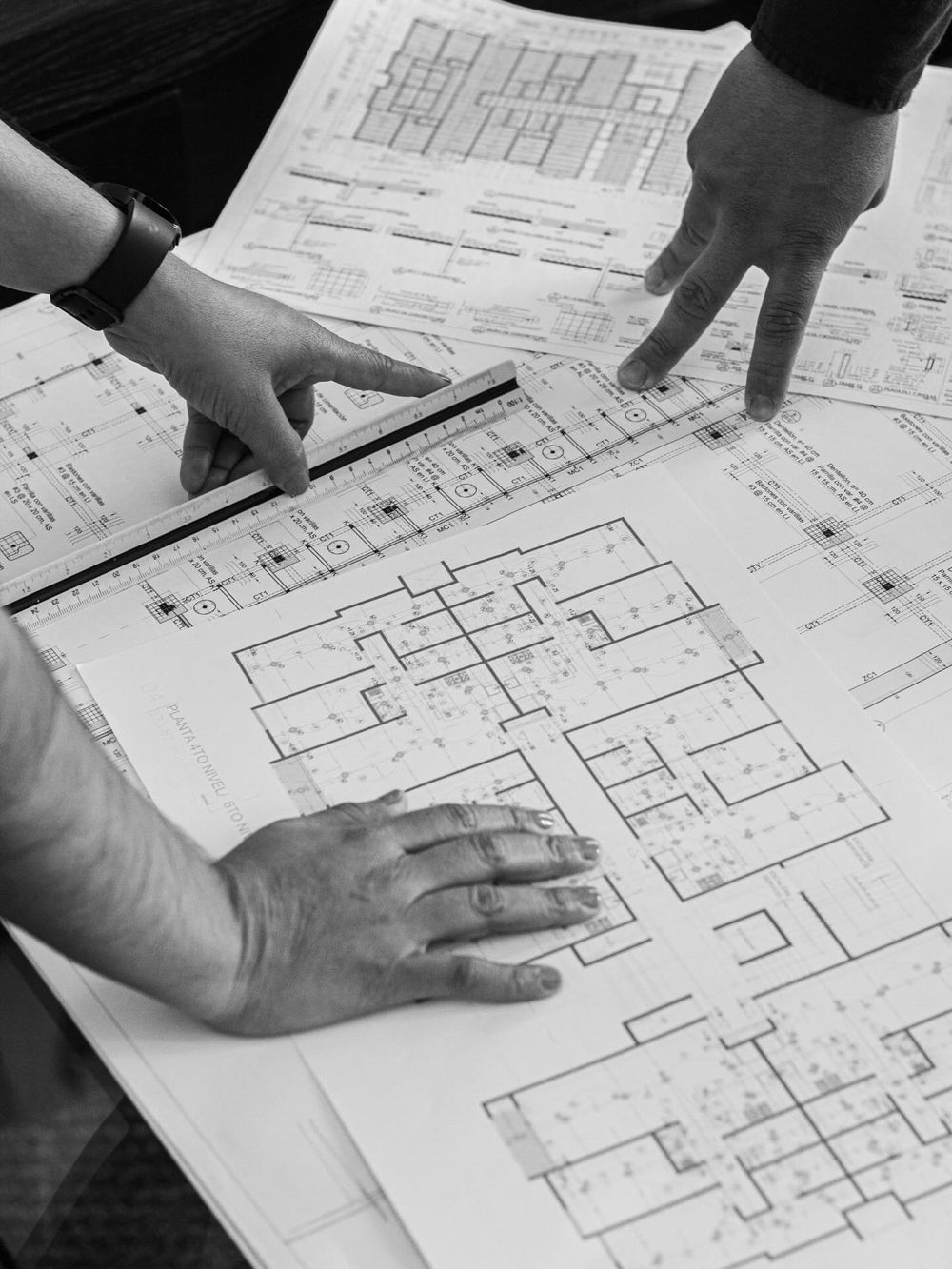 Revisión de planos arquitectónicos en TEC Constructora